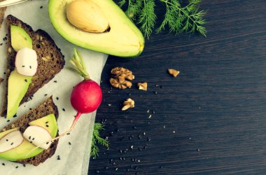 Sandviç çavdar ekmek avokado ve keçi peyniri