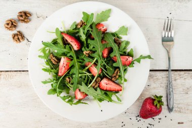 Taze roka ve çilek salatası