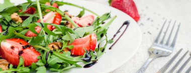 Taze roka ve çilek salatası