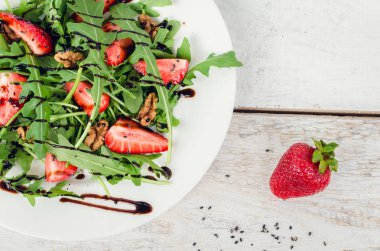 Taze roka ve çilek salatası