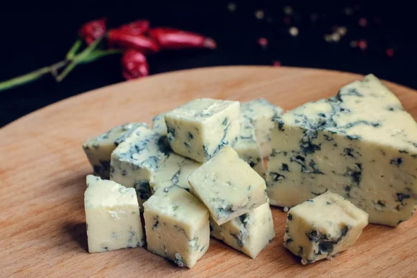 Синій сир на дерев'яній дошці — стокове фото