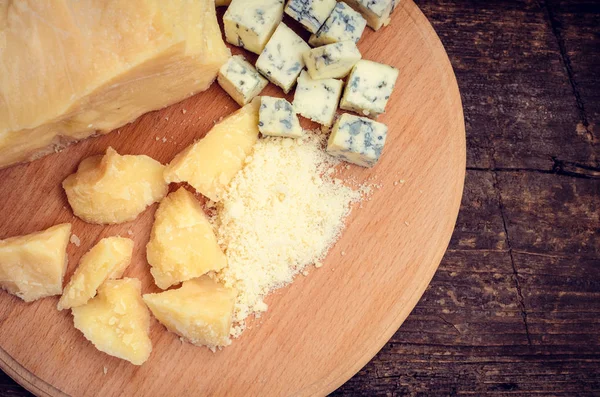 Grated Parmesan and sliced Blue cheese — Stock Photo, Image