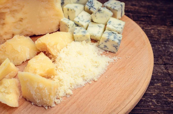 Тертий пармезан і нарізаний блакитний сир — стокове фото