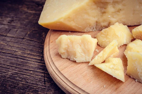 Пармезан сир на дерев'яній дошці — стокове фото