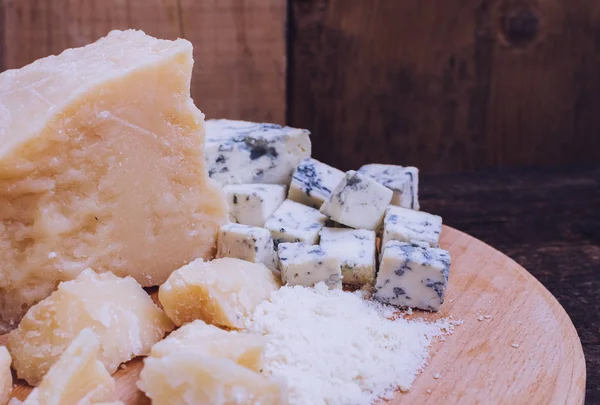 Тертий пармезан і нарізаний блакитний сир — стокове фото