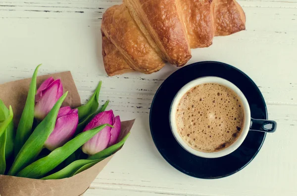 Ceașcă de cafea cu buchet de lalele roz și croissant — Fotografie, imagine de stoc