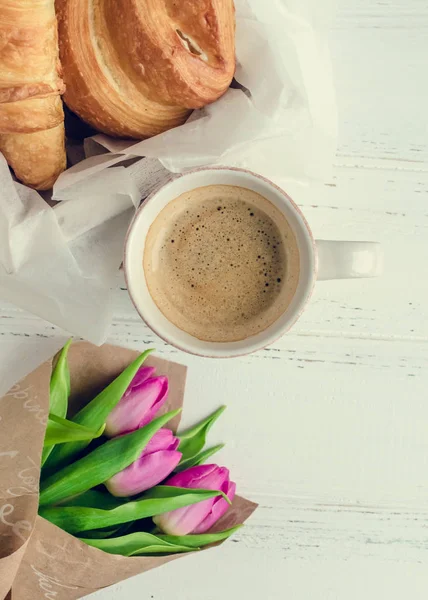 Copa de café con ramo de tulipanes rosados y croissant —  Fotos de Stock