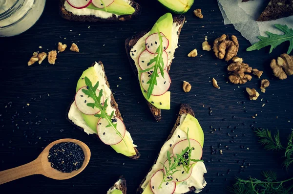 Sandwichs de pain de seigle avec avocat et fromage de chèvre — Photo