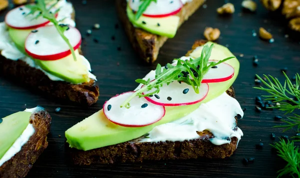 Sandviç çavdar ekmek avokado ve keçi peyniri