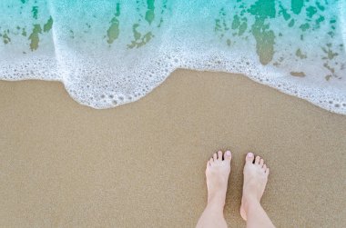 Sahilde güzel çıplak ayak