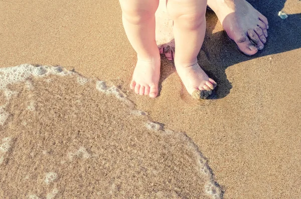 赤ちゃんのビーチで彼の最初のステップを行う — ストック写真