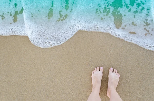 Sahilde güzel çıplak ayak