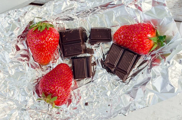 Jordgubbar med skivor av choklad — Stockfoto