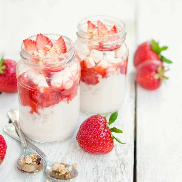 Yogur con fresas —  Fotos de Stock