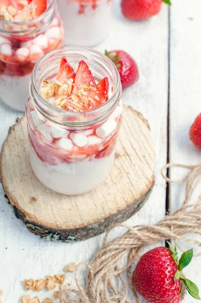 Yoghurt med jordgubbar — Stockfoto