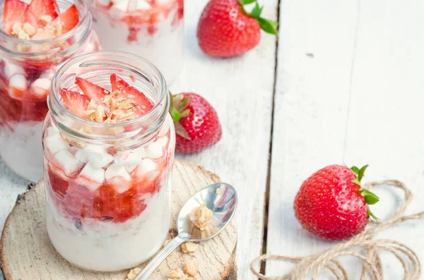 Yogur con fresas —  Fotos de Stock