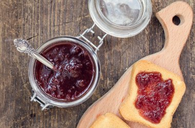 çilek reçeli ile tost