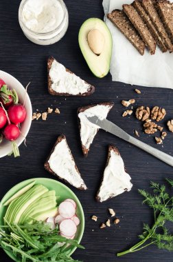 Sandviç çavdar ekmek avokado ve keçi peyniri