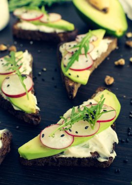 Sandviç çavdar ekmek avokado ve keçi peyniri