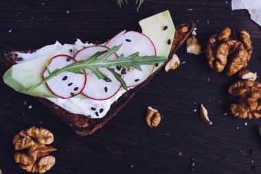 Sandviç çavdar ekmek avokado ve keçi peyniri