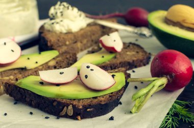 Sandviç çavdar ekmek avokado ve keçi peyniri