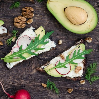 Sandviç çavdar ekmek avokado ve keçi peyniri