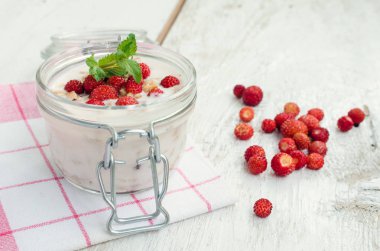 Yaban çileği ile yoğurt