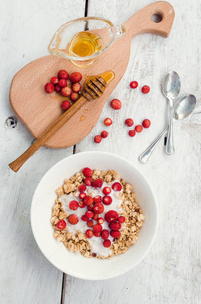 Granola with yoghurt and wild strawberries