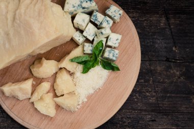 Rendelenmiş Parmesan ve dilimlenmiş mavi peynir