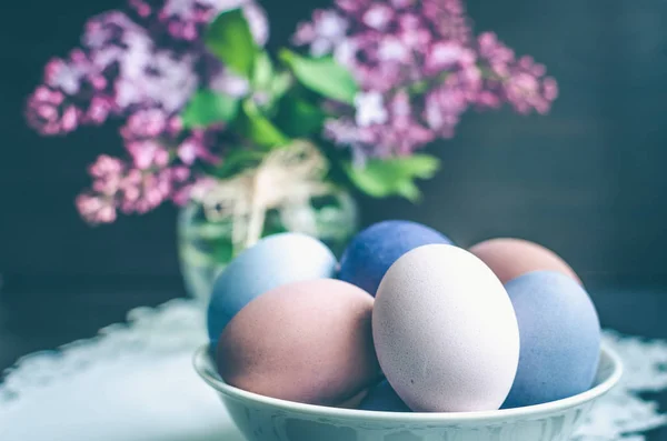 Пасхальный фон с яйцами и сиренью — стоковое фото