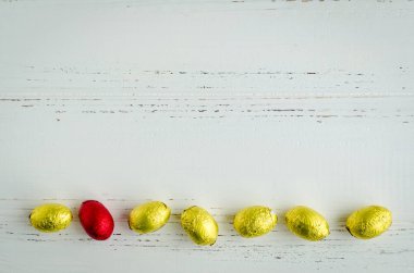 Çikolata yumurta ile Paskalya kompozisyon