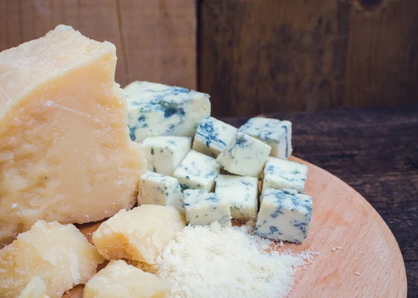 Parmesan râpé et fromage bleu tranché — Photo