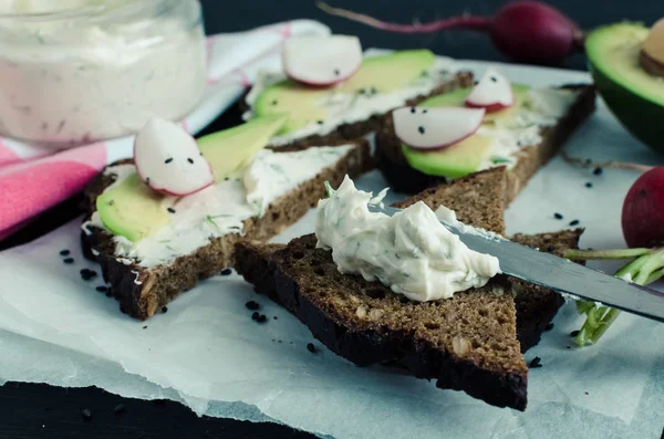 Sandwichs de pain de seigle avec avocat et fromage de chèvre — Photo