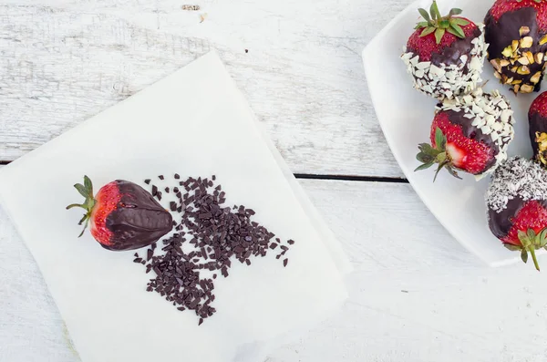 Morangos cobertos com um chocolate — Fotografia de Stock