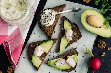 Sandviç çavdar ekmek avokado ve keçi peyniri