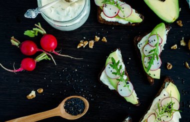 Sandviç çavdar ekmek avokado ve keçi peyniri