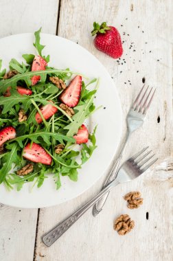 Taze roka ve çilek salatası