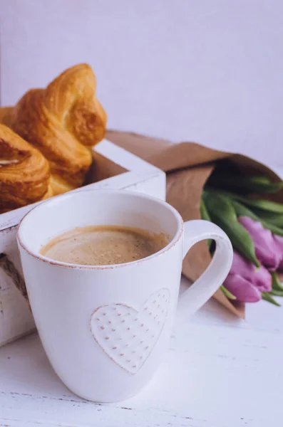 Taza de café con ramo de tulipanes rosados y croissants —  Fotos de Stock