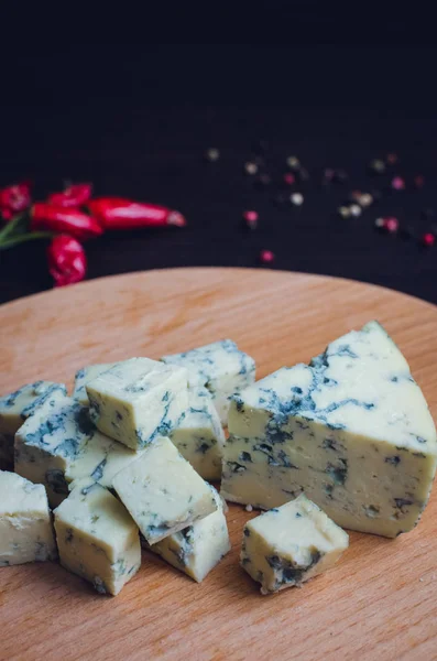 Синій сир на дерев'яній дошці — стокове фото