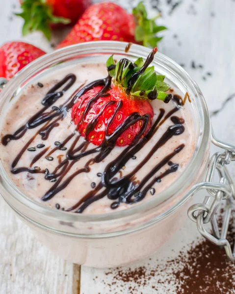 Yogur casero en un frasco con fresa — Foto de Stock