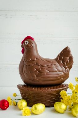Çikolatalı tavuk ve yumurta Paskalya kompozisyonu