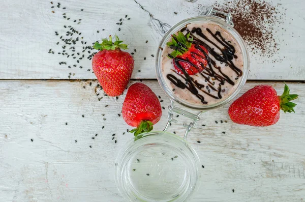 Yogur casero en un frasco con fresa —  Fotos de Stock