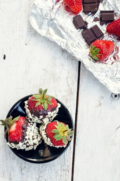 Erdbeeren mit Schokolade überzogen — Stockfoto