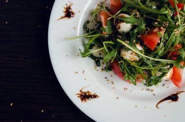 Taze, roka ile yaz salata yaprakları