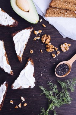 Sandviç çavdar ekmek avokado ve keçi peyniri