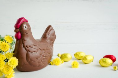 Çikolatalı tavuk ve yumurta Paskalya kompozisyonu