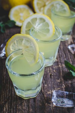 İtalyan geleneksel likör limoncello limonlu