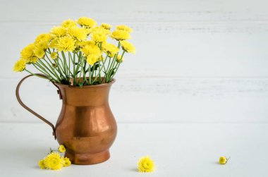 Natürmort krizantem sarı çiçek