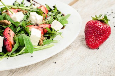 Taze roka ve çilek salatası