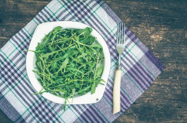 Bir tabak içinde taze roka